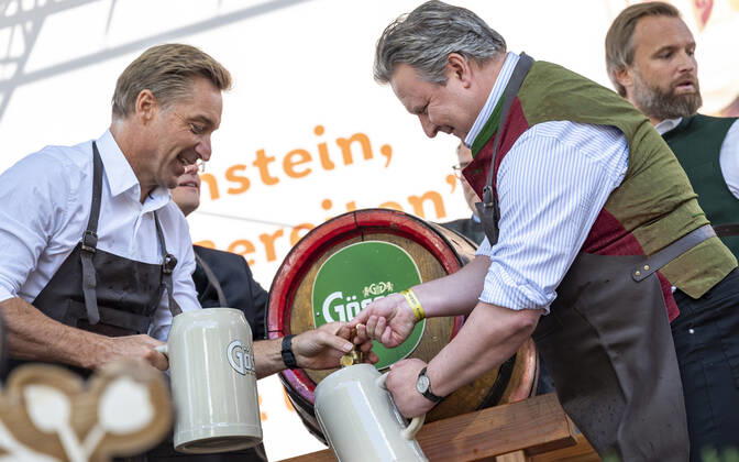 20220922 Eroeffnung des Oktoberfests 2022 WIEN, OESTERREICH - 22. SEPTEMBER: OÂ zapft is - Ehemaliger oesterreichischer Skifahrer Hans Knauss mit Wiener Buergermeister Michael Ludwig beim Bieranstich anlaesslich der Eroeffnung des Oktoberfests 2022, Die Wiener Kaiser Wiesn, auf der Kaiserwiese im Wiener Prater am 22. September in Wien, Oesterreich. 220922_SEPA_17_031 Copyright: xIsabellexOuvrardx SEPAxMedia