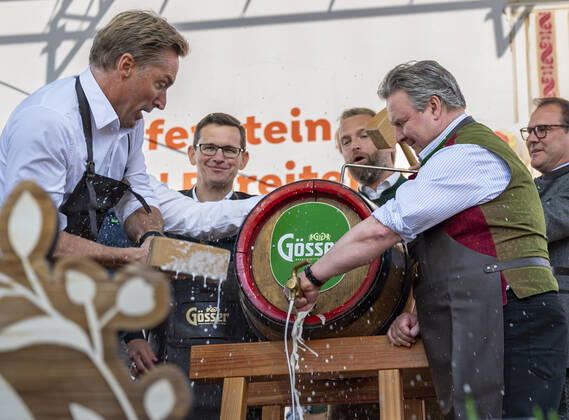20220922 Eroeffnung des Oktoberfests 2022 WIEN, OESTERREICH - 22. SEPTEMBER: OÂ zapft is - Ehemaliger oesterreichischer Skifahrer Hans Knauss mit Wiener Buergermeister Michael Ludwig beim Bieranstich anlaesslich der Eroeffnung des Oktoberfests 2022, Die Wiener Kaiser Wiesn, auf der Kaiserwiese im Wiener Prater am 22. September in Wien, Oesterreich. 220922_SEPA_17_041 Copyright: xIsabellexOuvrardx SEPAxMedia