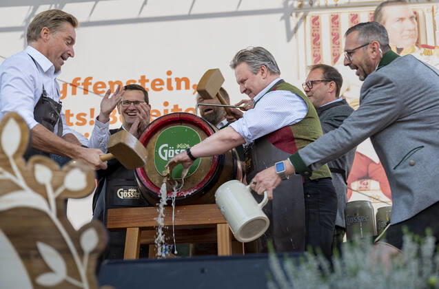 20220922 Eroeffnung des Oktoberfests 2022 WIEN, OESTERREICH - 22. SEPTEMBER: OÂ zapft is - Ehemaliger oesterreichischer Skifahrer Hans Knauss mit Wiener Buergermeister Michael Ludwig beim Bieranstich anlaesslich der Eroeffnung des Oktoberfests 2022, Die Wiener Kaiser Wiesn, auf der Kaiserwiese im Wiener Prater am 22. September in Wien, Oesterreich. 220922_SEPA_17_044 Copyright: xIsabellexOuvrardx SEPAxMedia