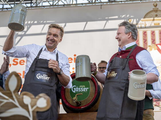 20220922 Eroeffnung des Oktoberfests 2022 WIEN, OESTERREICH - 22. SEPTEMBER: OÂ zapft is - Ehemaliger oesterreichischer Skifahrer Hans Knauss mit Wiener Buergermeister Michael Ludwig beim Bieranstich anlaesslich der Eroeffnung des Oktoberfests 2022, Die Wiener Kaiser Wiesn, auf der Kaiserwiese im Wiener Prater am 22. September in Wien, Oesterreich. 220922_SEPA_17_029 Copyright: xIsabellexOuvrardx SEPAxMedia