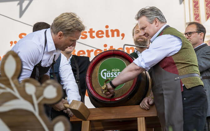 20220922 Eroeffnung des Oktoberfests 2022 WIEN, OESTERREICH - 22. SEPTEMBER: OÂ zapft is - Ehemaliger oesterreichischer Skifahrer Hans Knauss mit Wiener Buergermeister Michael Ludwig beim Bieranstich anlaesslich der Eroeffnung des Oktoberfests 2022, Die Wiener Kaiser Wiesn, auf der Kaiserwiese im Wiener Prater am 22. September in Wien, Oesterreich. 220922_SEPA_17_039 Copyright: xIsabellexOuvrardx SEPAxMedia