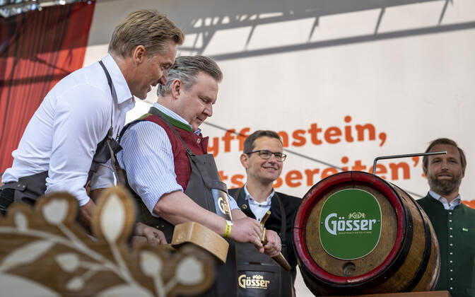 20220922 Eroeffnung des Oktoberfests 2022 WIEN, OESTERREICH - 22. SEPTEMBER: OÂ zapft is - Ehemaliger oesterreichischer Skifahrer Hans Knauss mit Wiener Buergermeister Michael Ludwig beim Bieranstich anlaesslich der Eroeffnung des Oktoberfests 2022, Die Wiener Kaiser Wiesn, auf der Kaiserwiese im Wiener Prater am 22. September in Wien, Oesterreich. 220922_SEPA_17_034 Copyright: xIsabellexOuvrardx SEPAxMedia