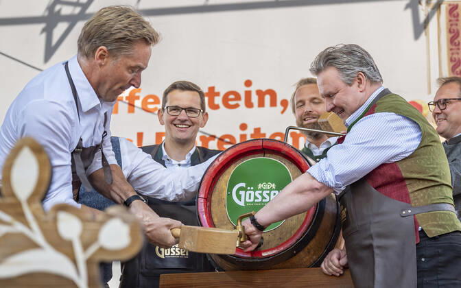 20220922 Eroeffnung des Oktoberfests 2022 WIEN, OESTERREICH - 22. SEPTEMBER: OÂ zapft is - Ehemaliger oesterreichischer Skifahrer Hans Knauss mit Wiener Buergermeister Michael Ludwig beim Bieranstich anlaesslich der Eroeffnung des Oktoberfests 2022, Die Wiener Kaiser Wiesn, auf der Kaiserwiese im Wiener Prater am 22. September in Wien, Oesterreich. 220922_SEPA_17_040 Copyright: xIsabellexOuvrardx SEPAxMedia