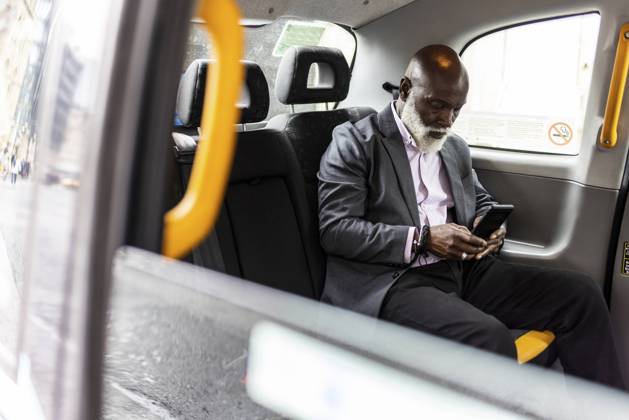 IMAGO Creative: Business, Innovative Technologie-Lösungen Senior businessman using mobile phone in taxi model released Symbolfoto WPEF06486