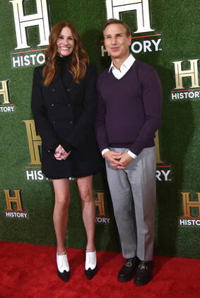 WASHINGTON, DC - SEPTEMBER 24: Julia Roberts and Paul Buccieri at HISTORYTalks 2022: Your Place in History at DAR Constitution Hall in Washington, DC on September 24, 2022. Copyright: xPatsyxLynchx