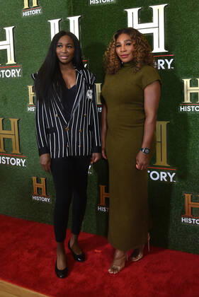 WASHINGTON, DC - SEPTEMBER 24: Venus Williams and Serena Williams at HISTORYTalks 2022: Your Place in History at DAR Constitution Hall in Washington, DC on September 24, 2022. Copyright: xPatsyxLynchx