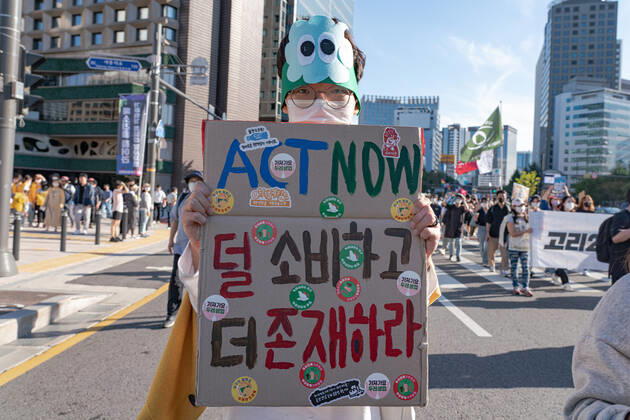 Climate Justice March In Seoul A protester holds a placard saying Act Now at Climate Justice March around Gwanghwamun area on September 24, 2022 in Seoul, South Korea. The demonstration demanded the government to stop using Fossil Energy system and climate justice. About 10,000 people by The Police s estimate (35,000 people by The Organizer s estimate) gathered at the demonstration on the day. Seoul South Korea  Copyright: xKichulxShinx originalFilename: shin-climatej220924_npUOx