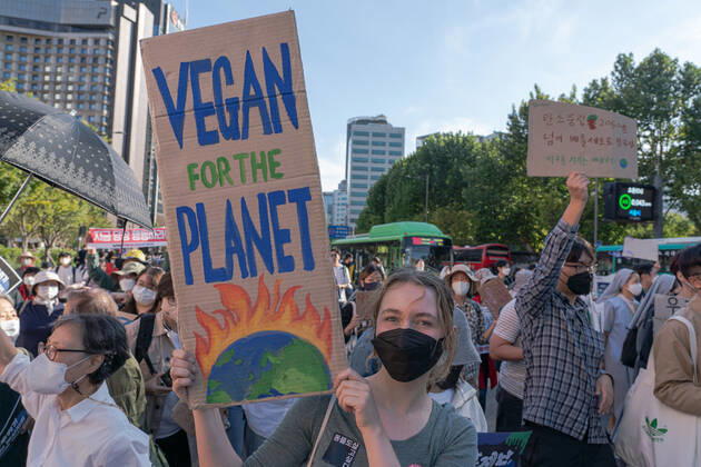 Climate Justice March In Seoul A protester holds a placard saying Vegan for the Planet. at Climate Justice March around Gwanghwamun area on September 24, 2022 in Seoul, South Korea. The demonstration demanded the government to stop using Fossil Energy system and climate justice. About 10,000 people by The Police s estimate (35,000 people by The Organizer s estimate) gathered at the demonstration on the day. Seoul South Korea  Copyright: xKichulxShinx originalFilename: shin-climatej220924_npDbI