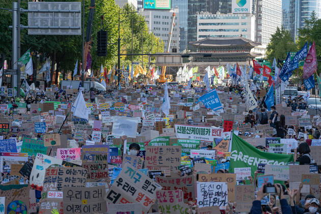 Climate Justice March In Seoul Protesters at Climate Justice March are seen around Gwanghwamun area on September 24, 2022 in Seoul, South Korea. The demonstration demanded the government to stop using Fossil Energy system and climate justice. About 10,000 people by The Police s estimate (35,000 people by The Organizer s estimate) gathered at the demonstration on the day. Seoul South Korea  Copyright: xKichulxShinx originalFilename: shin-climatej220924_np6hk