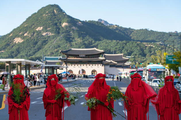 Climate Justice March In Seoul Protesters perfom at Climate Justice March around Gwanghwamun area on September 24, 2022 in Seoul, South Korea. The demonstration demanded the government to stop using Fossil Energy system and climate justice. About 10,000 people by The Police s estimate (35,000 people by The Organizer s estimate) gathered at the demonstration on the day. Seoul South Korea  Copyright: xKichulxShinx originalFilename: shin-climatej220924_npiG3