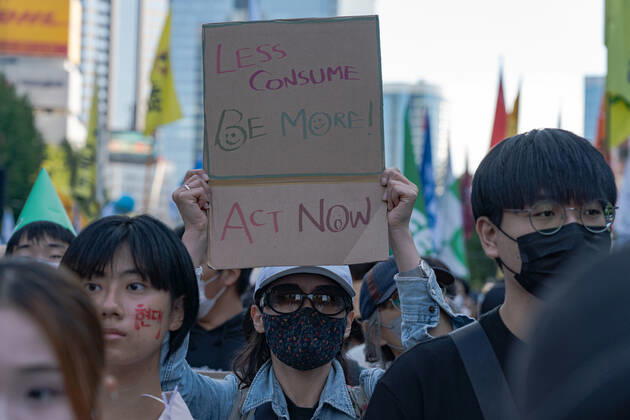Climate Justice March In Seoul A protester holds a placard saying Less Consume, Be More! Act Now. at Climate Justice March around Gwanghwamun area on September 24, 2022 in Seoul, South Korea. The demonstration demanded the government to stop using Fossil Energy system and climate justice. About 10,000 people by The Police s estimate (35,000 people by The Organizer s estimate) gathered at the demonstration on the day. Seoul South Korea  Copyright: xKichulxShinx originalFilename: shin-climatej220924_npuxo