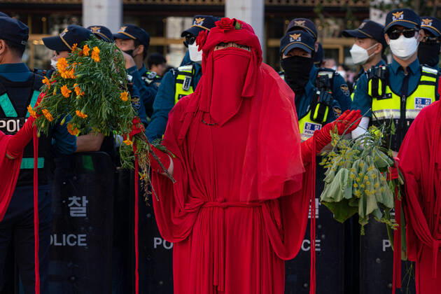 Climate Justice March In Seoul Protesters perfom at Climate Justice March around Gwanghwamun area on September 24, 2022 in Seoul, South Korea. The demonstration demanded the government to stop using Fossil Energy system and climate justice. About 10,000 people by The Police s estimate (35,000 people by The Organizer s estimate) gathered at the demonstration on the day. Seoul South Korea  Copyright: xKichulxShinx originalFilename: shin-climatej220924_npb4B