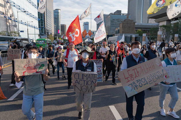 Climate Justice March In Seoul Protesters march at Climate Justice March around Gwanghwamun area on September 24, 2022 in Seoul, South Korea. The demonstration demanded the government to stop using Fossil Energy system and climate justice. About 10,000 people by The Police s estimate (35,000 people by The Organizer s estimate) gathered at the demonstration on the day. Seoul South Korea  Copyright: xKichulxShinx originalFilename: shin-climatej220924_npb8U