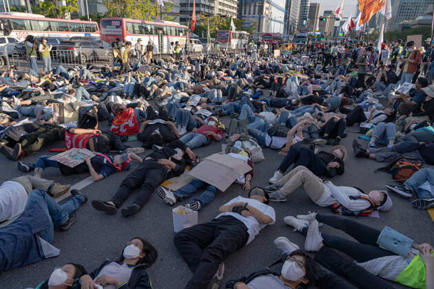 Climate Justice March In Seoul Protesters do Die-In performance at Climate Justice March around Gwanghwamun area on September 24, 2022 in Seoul, South Korea. The demonstration demanded the government to stop using Fossil Energy system and climate justice. About 10,000 people by The Police s estimate (35,000 people by The Organizer s estimate) gathered at the demonstration on the day. Seoul South Korea  Copyright: xKichulxShinx originalFilename: shin-climatej220924_npRhi