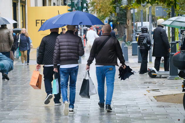 Düsseldorf 27 09 2022 Königsallee shopping street shopping mile shopping bag luxury wealth social scissors shopping street shopping street fashion mile wealth poverty textiles covid corona incidence crowds crowd weather rain rain umbrella climate change place rai