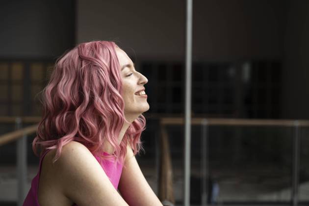IMAGO Creative, Lifestyle, Barbiecore Happy woman with pink hair model released, Symbolfoto, TOF00009