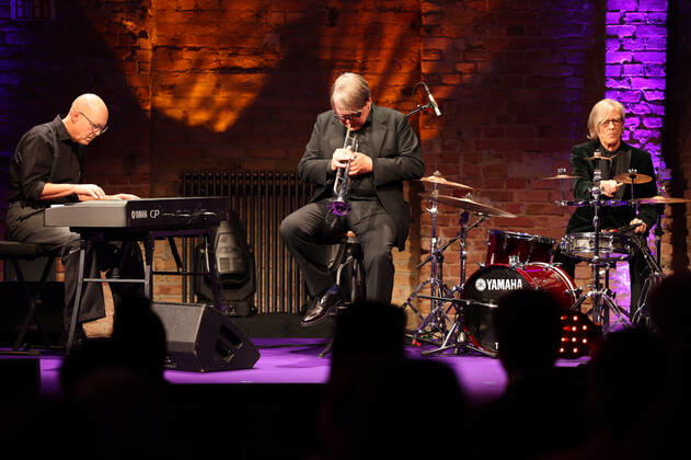 20 German Hearing Film Award 2022 The Band Showact Regener Pappick Busch Sven Regener , Richard Pappick , Ekki Busch Award ceremony of the 20 German Hearing Film Award 2022 in the Bolle Festsäle at the Spree Bogen in Berlin Copyright: xEventpressx