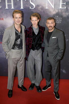 Albrecht Schuch, Felix Kammerer and Edin Hasanovic at the premiere of the feature film Im Westen nichts Neues at Kino International Berlin, 27 09 2022 Foto:xT.xBartillax xFuturexImage