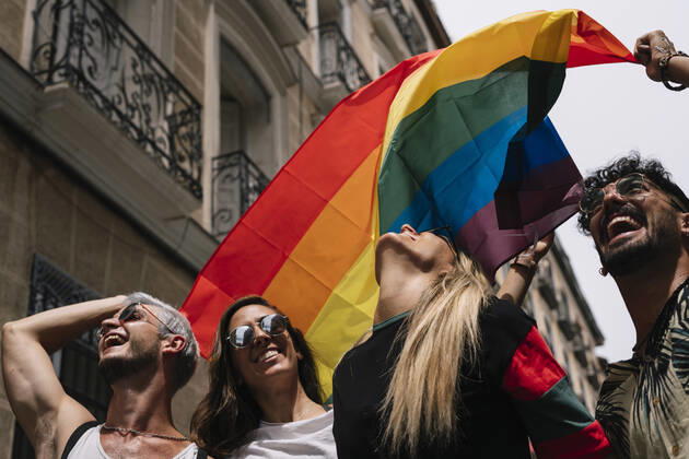 Group of friends with a flag of gay pride in the city of Madrid JoseLuisCarrascosa_GayPride_10 Copyright: xJosexLuisxCarrascosax Model Released
