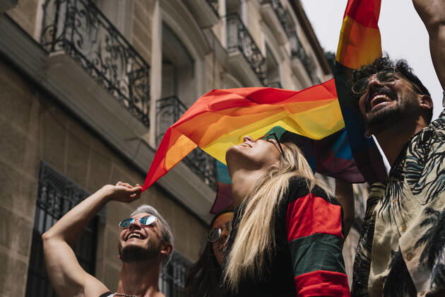 Group of friends with a flag of gay pride in the city of Madrid JoseLuisCarrascosa_GayPride_12 Copyright: xJosexLuisxCarrascosax Model Released