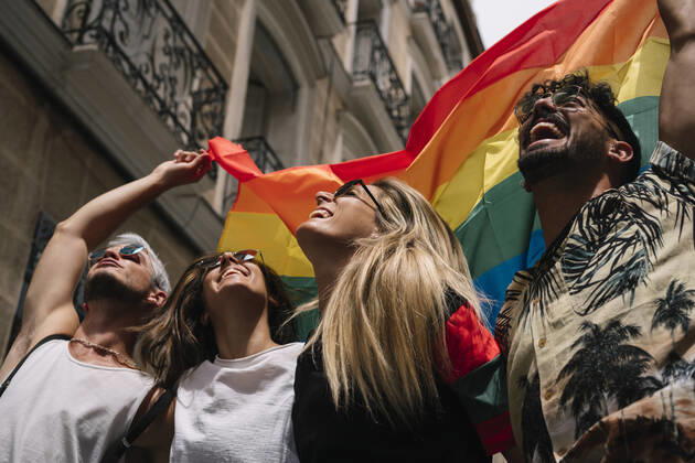 Group of friends with a flag of gay pride in the city of Madrid JoseLuisCarrascosa_GayPride_16 Copyright: xJosexLuisxCarrascosax Model Released