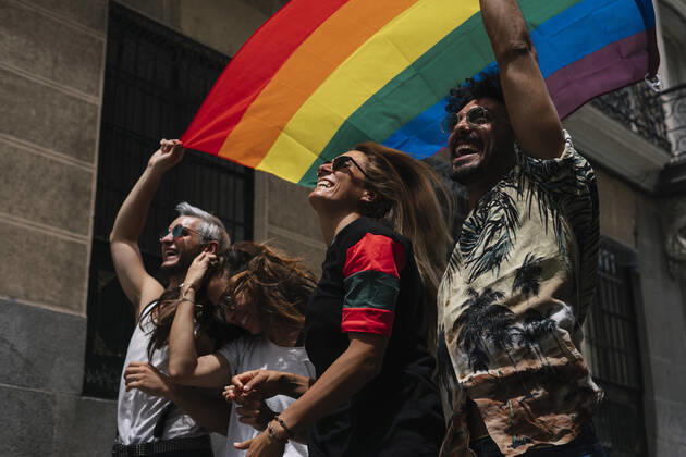 Group of friends with a flag of gay pride in the city of Madrid JoseLuisCarrascosa_GayPride_9 Copyright: xJosexLuisxCarrascosax Model Released