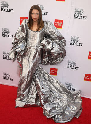 September 28, 2022, New York City, New York, USA: Actress JULIA FOX attends the New York City Ballet 2022 Fall Fashion Gala held at the David H. Koch Theater at Lincoln Center. New York City USA - ZUMAk03_ 20220928_zaf_k03_032 Copyright: xNancyxKaszermanx