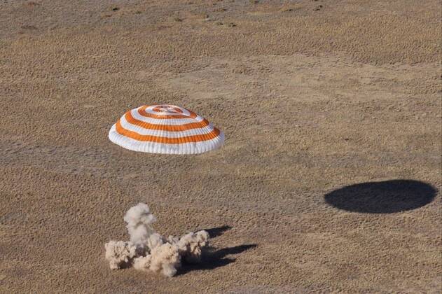 Kasachstan, Landung der Sojus MS 21 Kapsel Russia Space 8286235 29.09.2022 In this handout photo released by the Russian Space Agency Roscosmos, Soyuz MS-21 spacecraft with members of the main crew of the 67th expedition to the International Space Station (ISS) on board, Roscosmos cosmonauts Oleg Artemyev, Sergei Korsakov and Denis Matveev, lands in the area of the city of Zhezkazgan, Kazakhstan. Editorial use only, no archive, no commercial use. Roscosmos Moscow region Kazakhstan  Copyright: xx