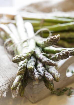 Freshly picked asparagus on a rustic tray Copyright: xCraigxHolmesx 25ch1012-194