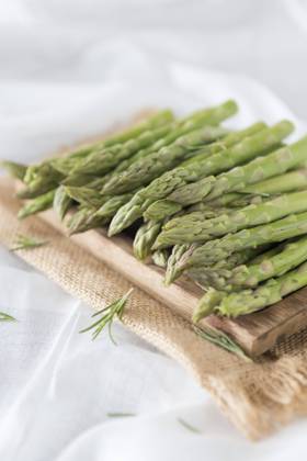 Asparagus spears on a chopping board. Copyright: xCraigxHolmesx 30ch0415-536
