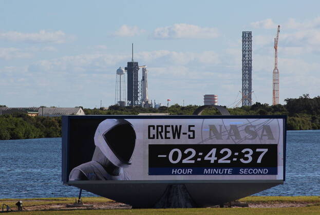 USA, Start der SpaceX Falcon 9 mit Dragon Crew Raumschiff im Kennedy Space Center der NASA FLORIDA, UNITED STATES - OCTOBER 5, 2022: A countdown screen with SpaceX Crew 5 seen in the distance at a launch site at Kennedy Space Centre. Roscosmos cosmonaut Anna Kikina is joining Crew 5 members Mann, Cassada and Wakata to launch aboard a SpaceX Crew Dragon ferry ship for a flight to the International Space Station which is scheduled for 5 October 2022. Sergei Yumatov TASS  TS1452A4