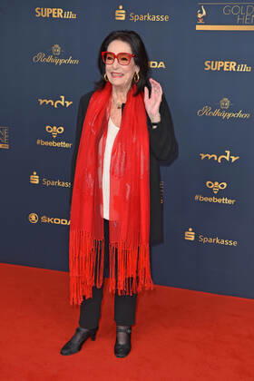 Nana Mouskouri at the GOLDENE HENNE 2022 in the Media City in Leipzig on 07 01 2022 red carpet