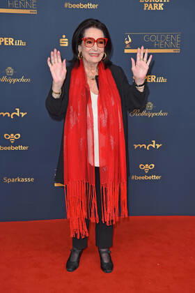 Nana Mouskouri at the GOLDENE HENNE 2022 in the Media City in Leipzig on 07 01 2022 red carpet