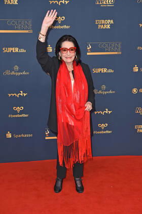 Nana Mouskouri at the GOLDENE HENNE 2022 in the Media City in Leipzig on 07 01 2022 red carpet