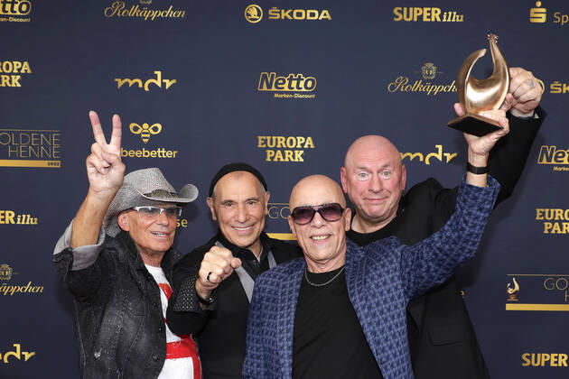 Award winners The band City around singer Toni Krahl at the award ceremony The Golden Hen on 7 10 2022 in Leipzig The Golden Hen 2022 award ceremony in Leipzig Award winners Winners