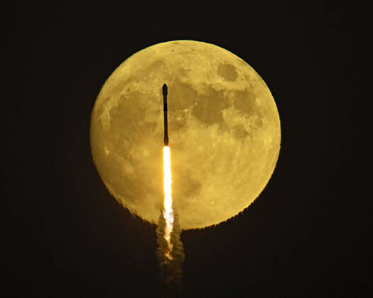 News Themen der Woche KW40 News Bilder des Tages A SpaceX Falcon 9 rocket transits a near full moon as it launches from Complex 40 at the Cape Canaveral Space Force Station, Florida on Saturday, October 8, 2022. On board are two Galaxy Communications Satellites for Intelsat. 1 CCP20221008001 JOExMARINO