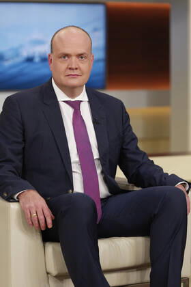 Robin Alexander on Anne Will 2022 10 09, Germany, Berlin Robin Alexander, deputy editor-in-chief of Die Welt, guest on Anne Will on the German public broadcaster ARDs Politiktalkrunde Elections in uncertain times Will the traffic lights get the receipt for their crisis policy