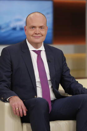 Robin Alexander on Anne Will 2022 10 09, Germany, Berlin Robin Alexander, deputy editor-in-chief of Die Welt, guest on Anne Will on the German public broadcaster ARDs Politiktalkrunde Elections in uncertain times Will the traffic lights get the receipt for their crisis policy