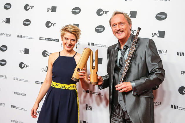 Magdalena Hoffmann and Albrecht Mayer at the OPUS Klassik Award 2022 ceremony in the Konzerthaus Berlin am Gendarmenmarkt OPUS Klassik 2022