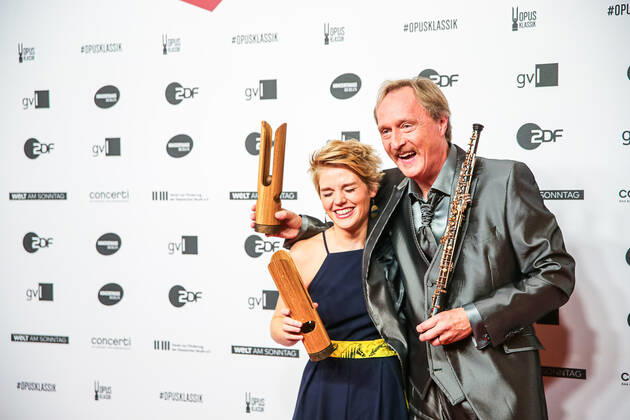 Magdalena Hoffmann and Albrecht Mayer at the OPUS Klassik Award 2022 ceremony in the Konzerthaus Berlin am Gendarmenmarkt OPUS Klassik 2022