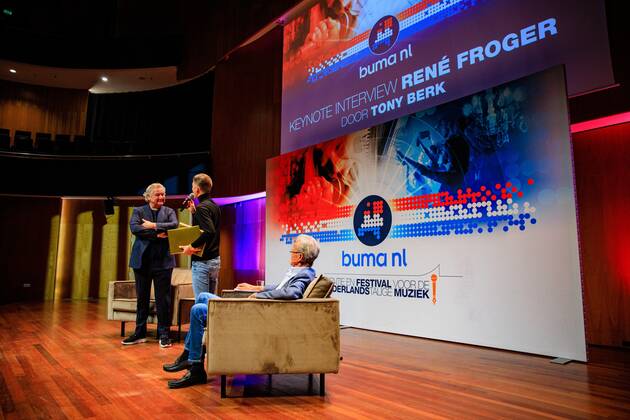 2022 10 10 14 22 13 UTRECHT Singer Rene Froger receives the Buma NL Award in the category Most Successful Single from Mart Hoogkamer in TivoliVredenburg ANP LEVIN DEN BOER netherlands out belgium out Copyright: xx x456029256x originalFilename: 456029256