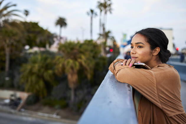 IMAGO Creative: Business, Innovative Technologie-Lösungen Thoughtful woman with head resting on arms at railing Santa Monica, California, United States CR_JAJEES221010-1055086-01 ,model released, Symbolfoto