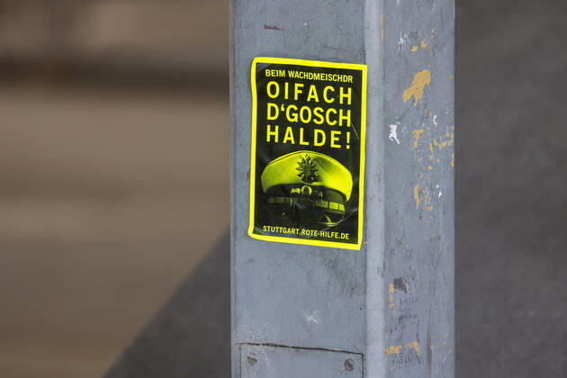 With the constable just shut up In Swabian idiom, a left-wing initiative draws attention to its support should someone get into conflict with the police gerten 08 10 2022 Germany, Baden Württemberg, Stuttgart