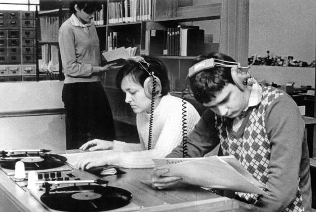 Saxony, historical, GDR, Training, Science, Research, Libraries Dresden, Saxon state library, View in the sound library, User listen Records on Record player at Headphones, October 1983 Attention Date of recording according to Lettering Copyright: xSZ GunterxHübnerx