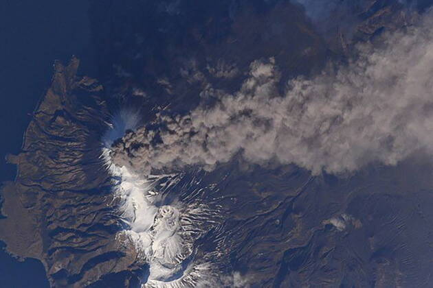 News Bilder des Tages OCTOBER 16, 2022. An image taken on the International Space Station (ISS) shows steam-gas emissions from the Chikurachki Volcano on the Kuril Islands. The emission that started on October 16, reaches the height of 6km above the sea level and extends 350km to the east. Best quality available. Dmitry Petelin TASS  55379171