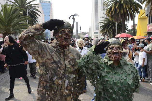 15th Annual Zombie Walk in Mexico October 22, Mexico City, Mexico: A participant walks during the 15th anniversary march of the annual Zombie Walk at Revolution Monumento. on October 22, 2022 in Mexico City, Mexico. (Photo by Carlos Tischler Eyepix Group) Copyright: xCarlosxTischler EyepixxGroupx CT_22102022_79439