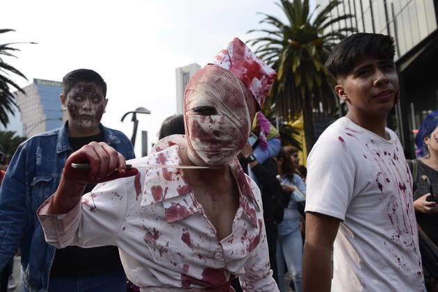 15th Annual Zombie Walk in Mexico October 22, Mexico City, Mexico: A participant walks during the 15th anniversary march of the annual Zombie Walk at Revolution Monumento. on October 22, 2022 in Mexico City, Mexico. (Photo by Carlos Tischler Eyepix Group) Copyright: xCarlosxTischler EyepixxGroupx CT_22102022_79440