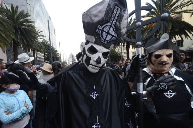 15th Annual Zombie Walk in Mexico October 22, Mexico City, Mexico: A participant walks during the 15th anniversary march of the annual Zombie Walk at Revolution Monumento. on October 22, 2022 in Mexico City, Mexico. (Photo by Carlos Tischler Eyepix Group) Copyright: xCarlosxTischler EyepixxGroupx CT_22102022_79467
