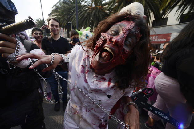 October 22, Mexico City, Mexico: A participant walks during the 15th anniversary march of the annual Zombie Walk at Revolution Monumento. on October 22, 2022 in Mexico City, Mexico. Mexico City Mexico - ZUMAe321 20221022_zia_e321_046 Copyright: xCarlosxTischler EyepixxGroupx