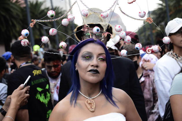 October 22, Mexico City, Mexico: A participant walks during the 15th anniversary march of the annual Zombie Walk at Revolution Monumento. on October 22, 2022 in Mexico City, Mexico. Mexico City Mexico - ZUMAe321 20221022_zia_e321_035 Copyright: xCarlosxTischler EyepixxGroupx